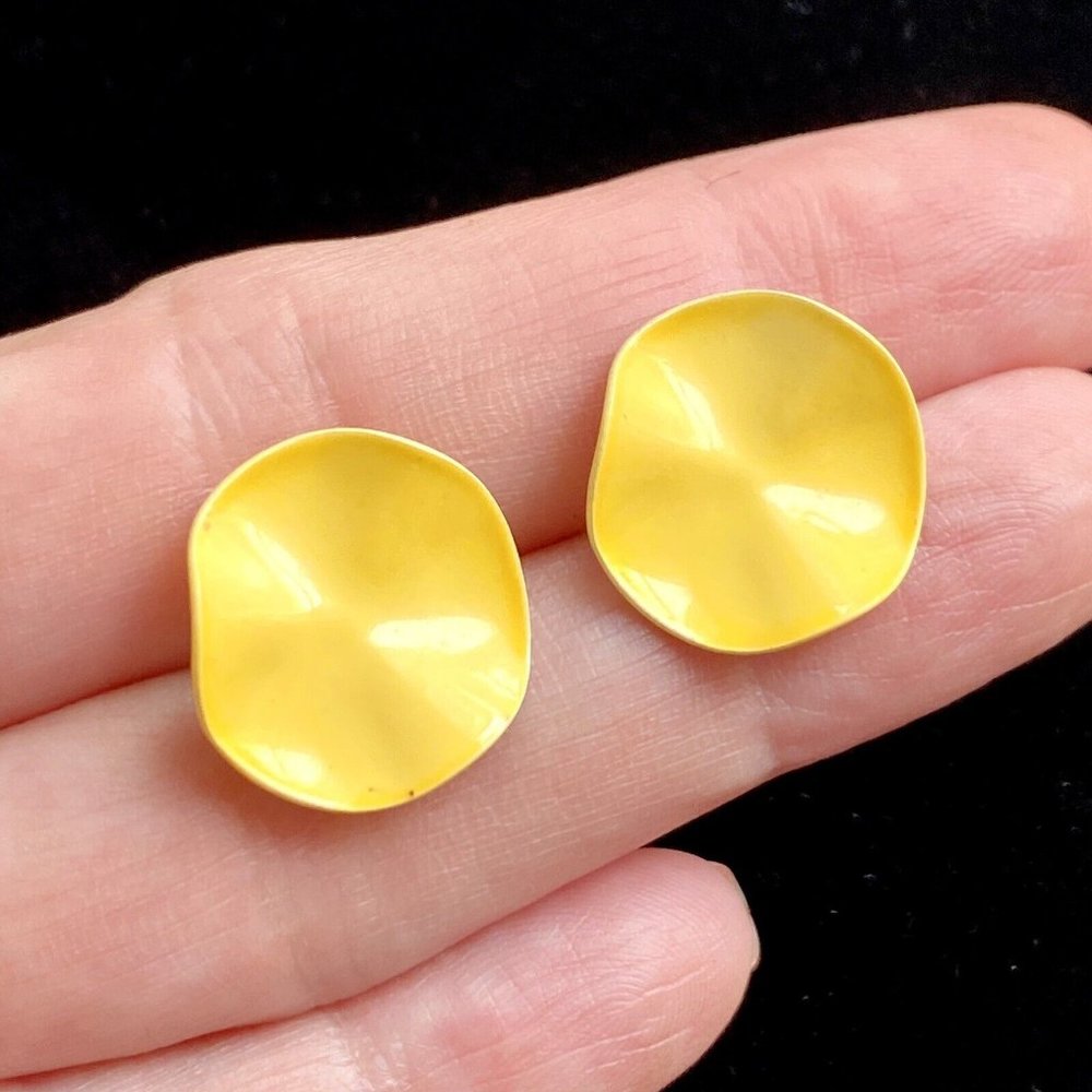 1980s Yellow Undulating Wave Enamel Stud Earrings Lightweight New Cushion Backs